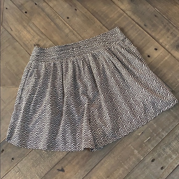 AEO 🦅 Chevron Printed High Rise Shorts - Picture 5 of 7